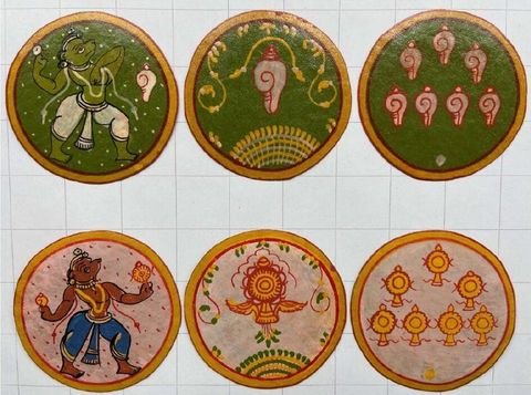 Varaha mit Eberkopf und Narasimha mit Löwenkopf, dazu Schneckentrompete und Diskus