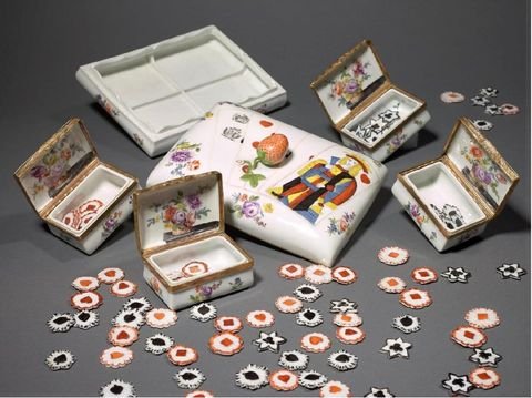 Porzellandose aus Meissen mit geöffneten Döschen und verstreuten Spieljetons